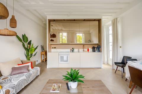 Top performing Airbnb: Romantic flat in Saint-Germain-des-Près - NEW in Paris 6e Arrondissement