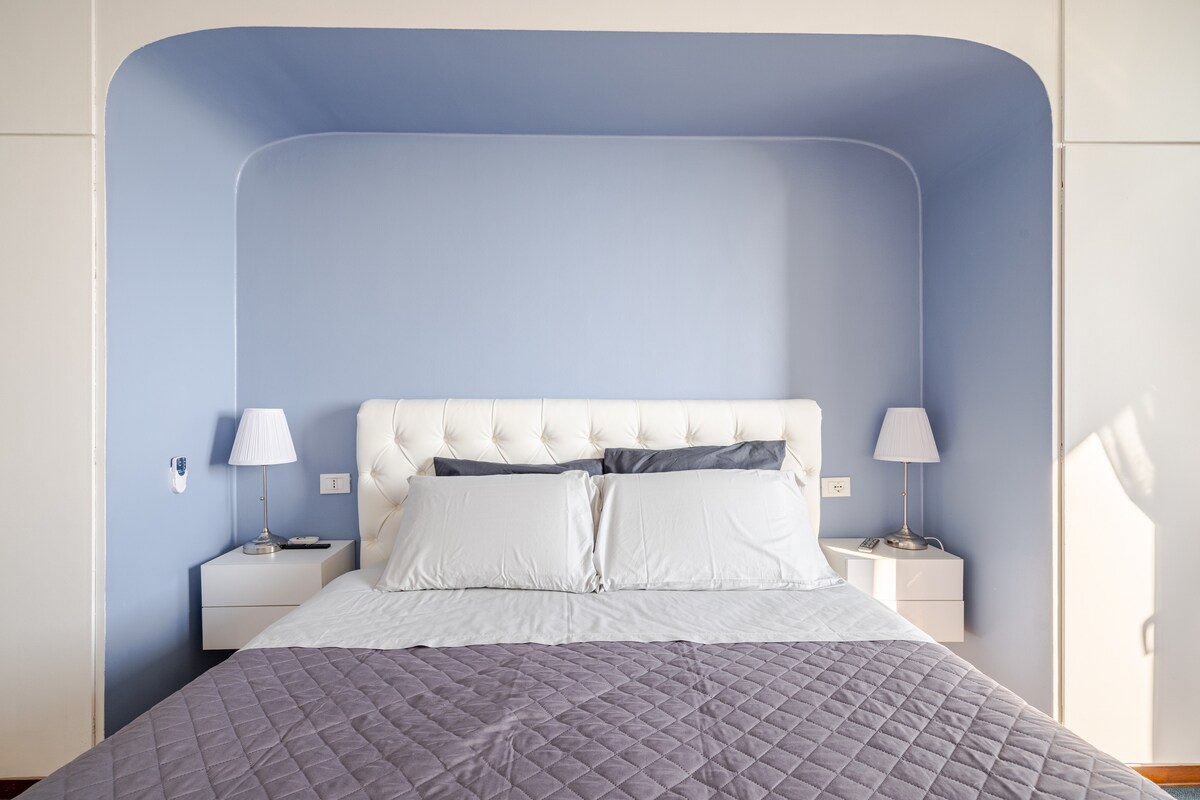 Голяма спалня със смарт телевизор, гардероби, минисейф, чехли и поставка за багаж.