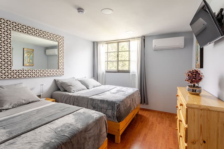 Recamara 2 Equipada con dos camas Queen, Colchones y almohadas memory foam,  Televisor con conexión a internet, Aire acondicionado Frío y Calor, organizador para Ropa, Porta Equipaje, mesitas de noche, lámparas
