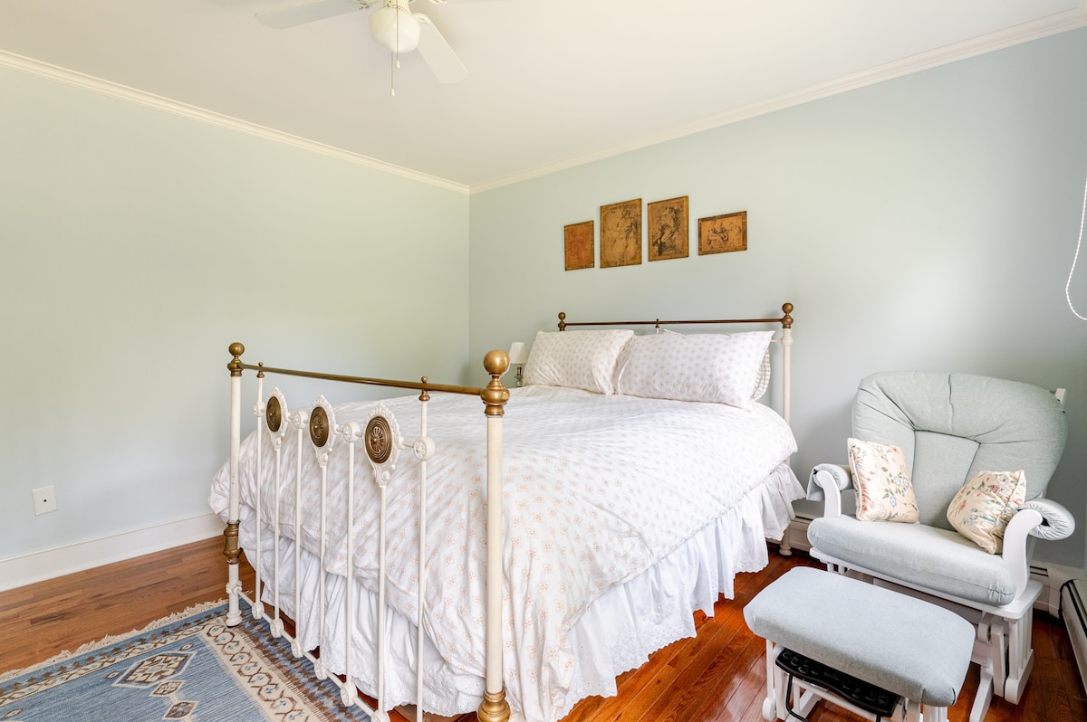 חדר אורחים למטה עם מיטת קווין סייז ומיטת טווין. 