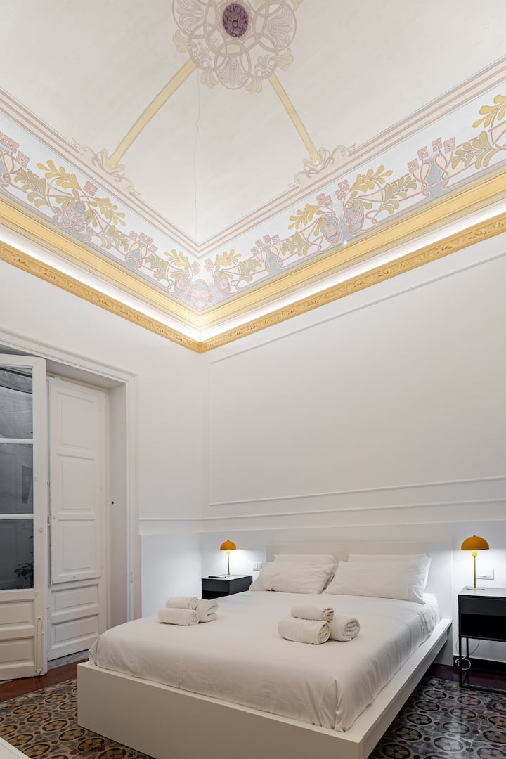 חדר שינה אלגנטי עם תקרה פרסקו ורצפת פסיפס. מצוידת במיטה זוגית, טלוויזיה עם נטפליקס וארון גדול. דלתות צרפתיות גדולות מציעות בהירות וגישה למרפסת. מקום מפלט מושלם למנוחה ונוחות.