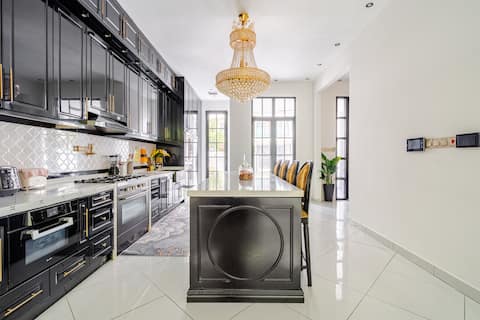Ink & Glass - Affordable Luxury Homestay