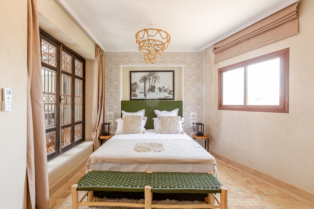 Vue détaillée de la piscine privée de Maison Plénitude, avec un coin détente et l'architecture marocaine.