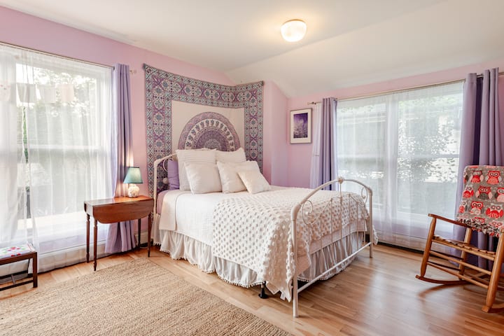 ห้องนอนทิศตะวันออกเฉียงเหนือที่มองเห็นโรงนา ที่นอนควีนไซส์ใหม่สบายสุดๆ ผ้าปูที่นอนใหม่