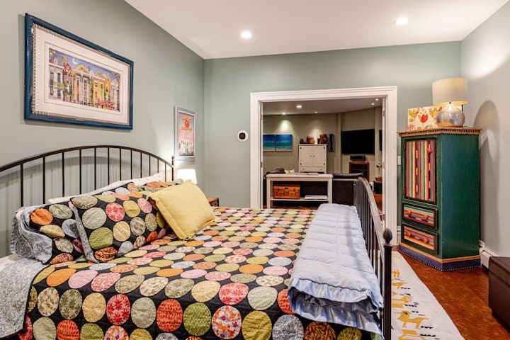 ห้องนอนที่ 6 มีที่นอนคิงไซส์ของ Sleep Number ประตูฝรั่งเศสแยกห้องนี้ออกจากห้องทีวี