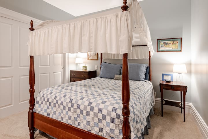 เตียงสี่เสาหลังโบราณจากช่วงเปลี่ยนศตวรรษในห้องนอนแขกชั้นใต้ดิน