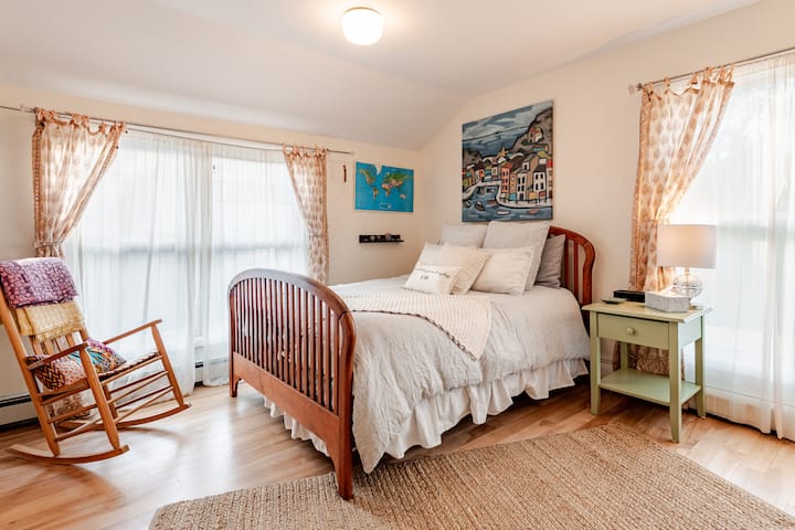 ห้องนอนทิศตะวันตกเฉียงเหนือที่มองเห็นโรงนา ที่นอนขนาดควีนไซส์ใหม่สบายสุดๆ ผ้าปูที่นอนใหม่