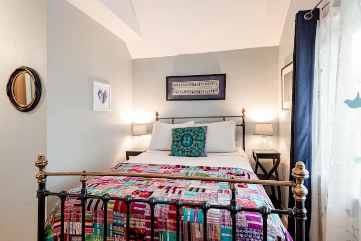 ห้องนอนที่ 4 บนชั้น 2 มีเตียงทองเหลืองโบราณที่มีอายุหลายศตวรรษ เครื่องนอนใหม่และที่นอนคู่