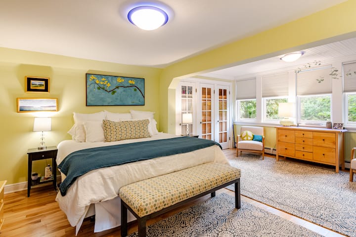 ห้องนอนใหญ่มีเตียงนอนใหม่เพื่อความสบายและการพักผ่อนที่น่าตื่นตาตื่นใจ เครื่องนอนใหม่