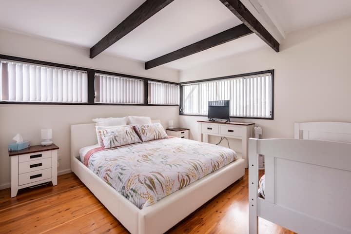 Camera da letto matrimoniale grande e un letto singolo per bambini di età inferiore a 15 anni.