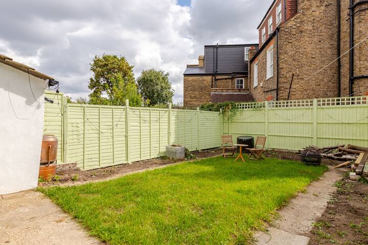 Classic House & Garden 25mins from Central Museums gallery image 4