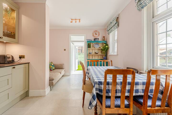 Classic House & Garden 25mins from Central Museums gallery image 5