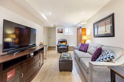 Top performing Airbnb: Stylish King Bedroom Private Suite Near Subway in Davenport