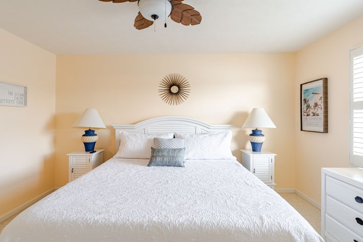 מיטת קינג סייז נוחה מאוד עם נוף לחוף הים. 