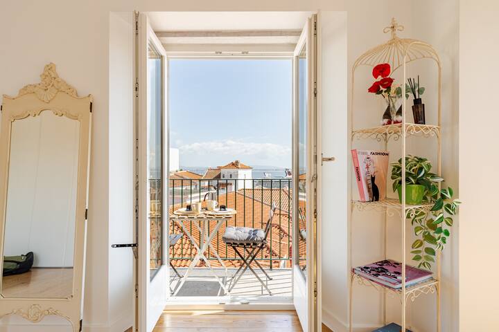 Alfama Wonderful Riverview Home with Terrace gallery image 5