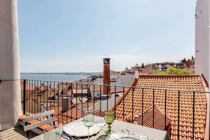 Luxury Alfama Riverview apartment with Terrace
