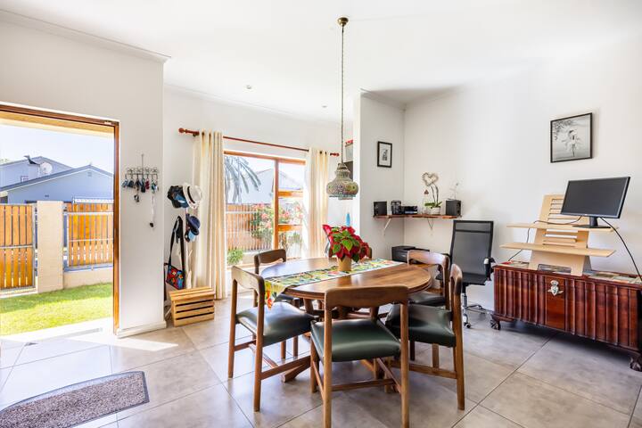 Sunny family home 3 blocks from beach with pool. gallery image 2