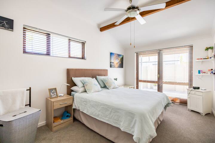 Sunny family home 3 blocks from beach with pool. gallery image 3