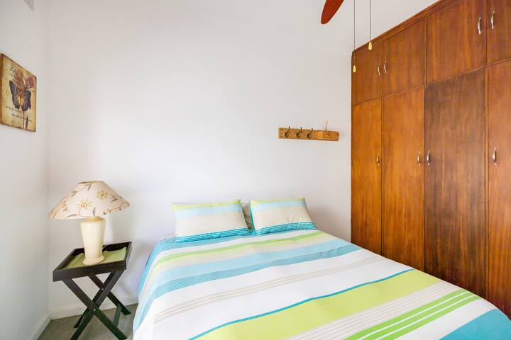 Sunny family home 3 blocks from beach with pool. gallery image 4