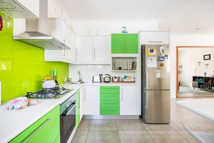 Sunny family home 3 blocks from beach with pool. gallery image 5