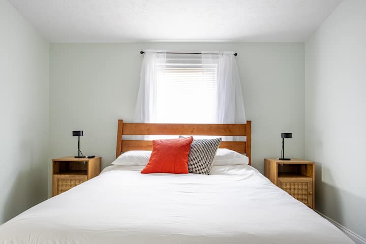 העיצוב המזמין והאווירה השלווה של החדר יוצרים מפלט שליו. בין אם אתם מבקרים לצורך עבודה או מנוחה, חדר השינה הזה מציע מקום מפלט נוח ומזמין.