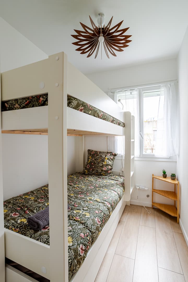 Dormitorio 2 literas para 2 personas (es posible también para adultos)