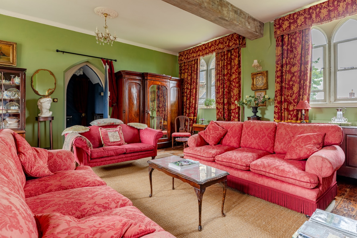 Successful Airbnb property: Victorian Converted School Frome Sleeps up to 13 in Frome