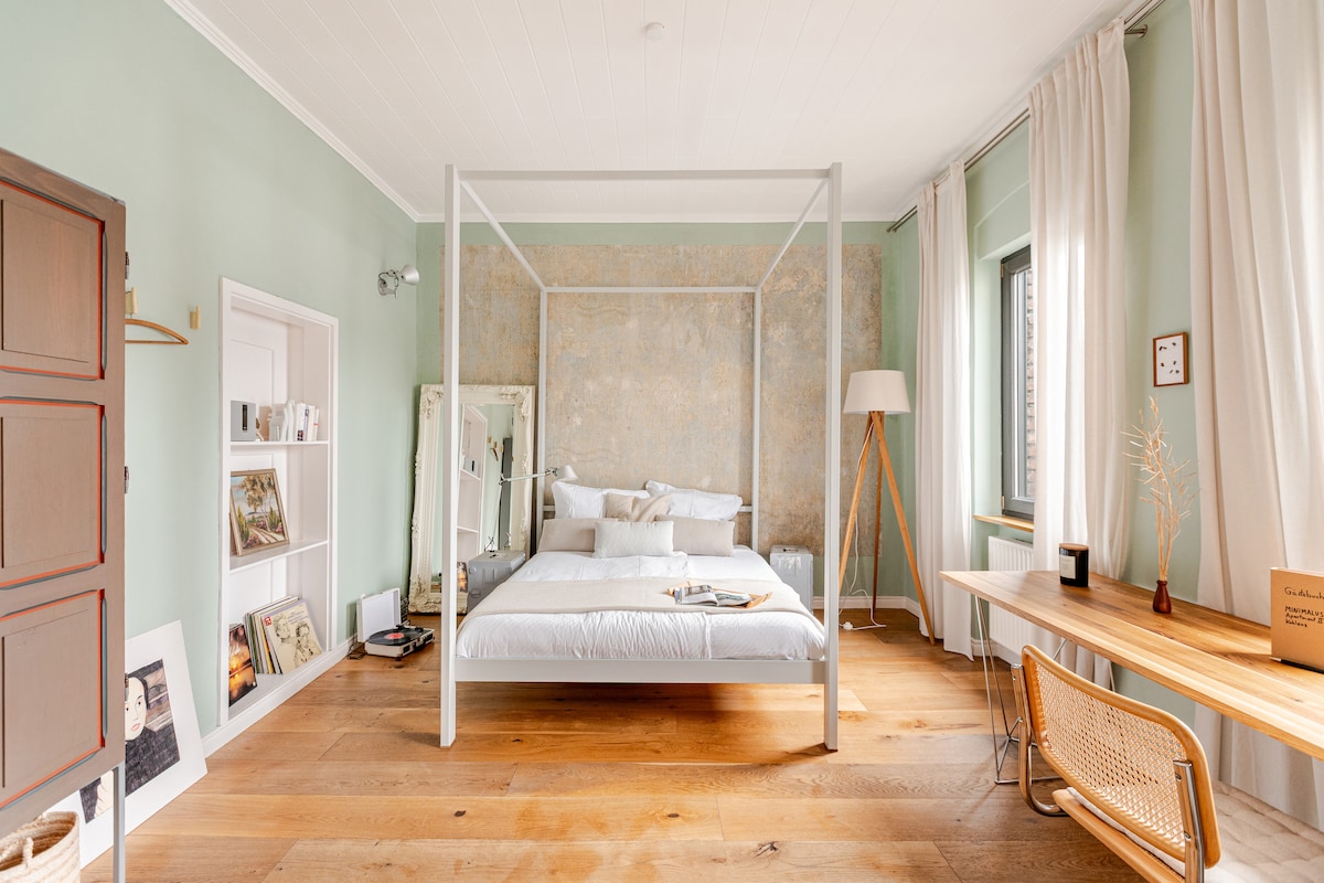 Dans la chambre élégamment meublée avec un lit à baldaquin moderne, vous trouverez le calme et la détente. Des accents chaleureux et un espace généreux créent une ambiance de bien-être particulière.