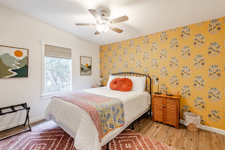 Relájate en la cómoda cama tamaño queen de esta habitación, que se completa con un televisor inteligente de 50pulgadas montado en la pared. Dos lámparas de estación de carga USB se adaptan a tus necesidades electrónicas, mientras que una alfombra suave y un portaequipajes agregan comodidad adicional.