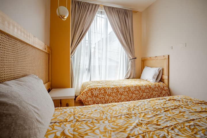 غرفة ذات تصميم عصري ومبهج، ومرآة كبيرة، وخزانة واسعة، وأجواء مريحة.