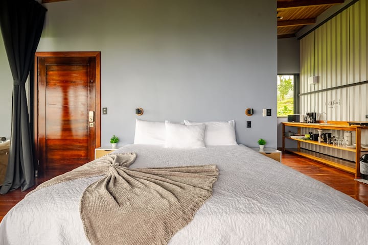 „Uronite u oazu mira u ovom modernom i svijetlom loftu, smještenom u ulici Cataratas, nekoliko koraka od živopisnog naselja La Fortuna de San Carlos, u regiji vulkana Arenal. Kuhinjski prostor s aparatom za kavu, mikrovalnom pećnicom, hladnjakom i kuhinjom. 