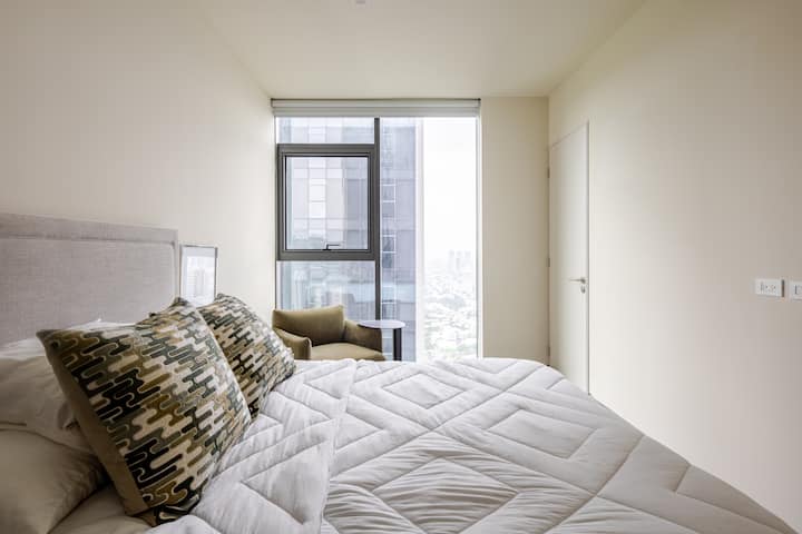 Კომფორტული ოთახი დიდი ზომის საწოლით, ხელმისაწვდომი თეთრებით, უშუქო ფარდებით, დეკორაციით, გარდერობითა და კაუჭებით, სრული სხეულის სარკით, დაისონის მტვერსასრუტით, როუენტას ორთქლის უთოთი, მწვანე სკამითა და სამუშაო მაგიდით. 