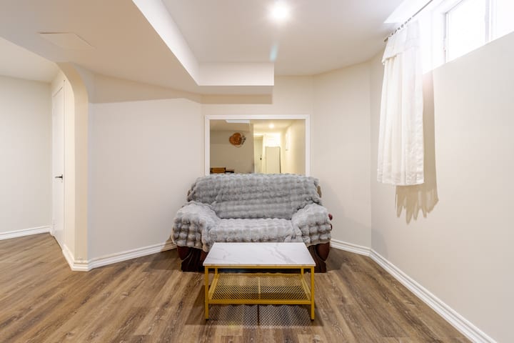 Cozy And Modern Basement Suite - Barrie
