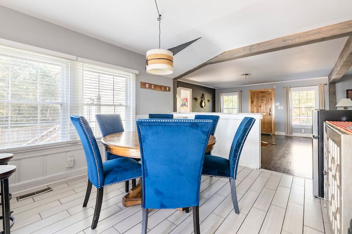 Renovated Bungalow with Skyline Views Right on the River gallery image 3