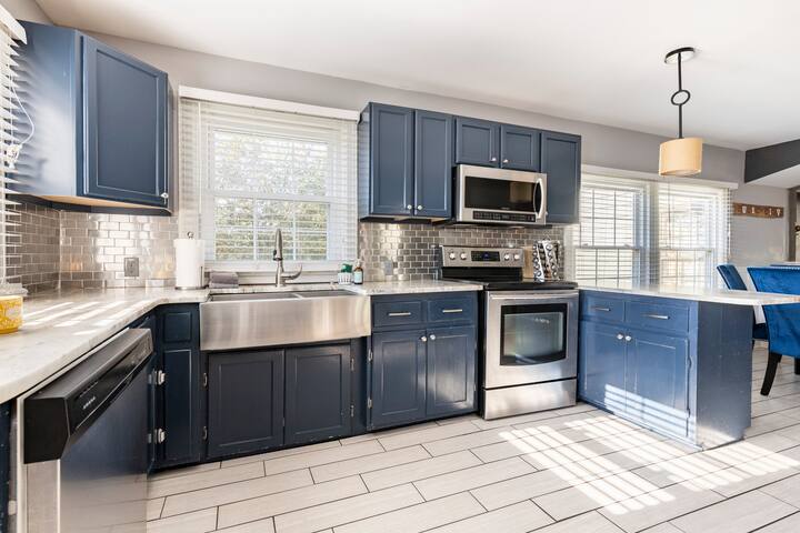 Renovated Bungalow with Skyline Views Right on the River gallery image 4