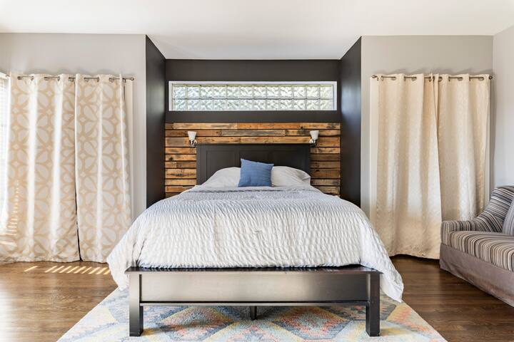 Renovated Bungalow with Skyline Views Right on the River gallery image 5