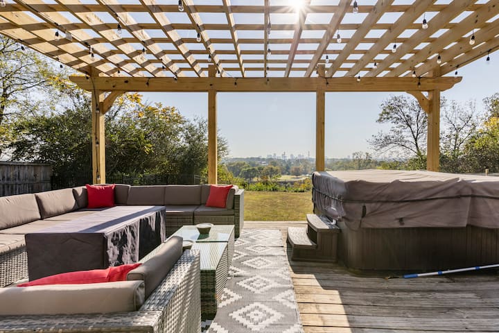 Renovated Bungalow with Skyline Views Right on the River gallery image 2