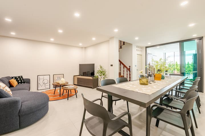 BigHouse_400m BTS SaphanTaksin_ICON Siam_Asiatique