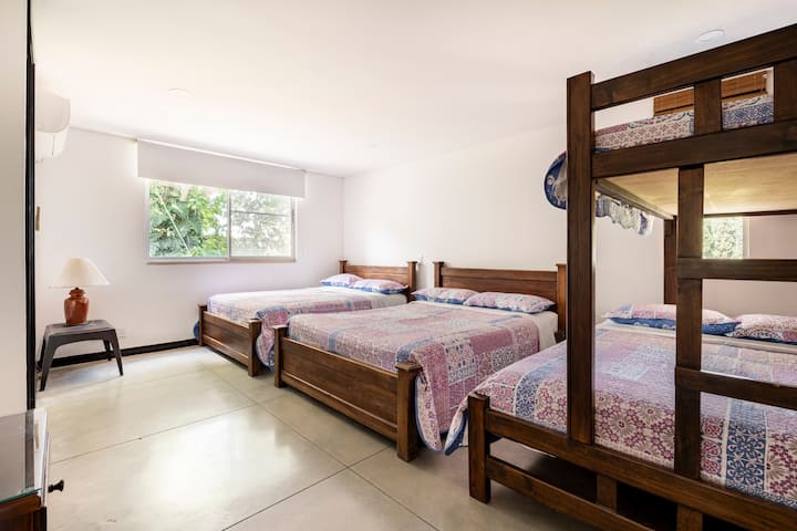 Cuarto dormitorio (primer piso)
Habitación 4 (piso 1)
Accesible - Accesible
con 3 camas dobles, 1 cama individual. Aire acondicionado, ventilador, vestidor, baño completo.