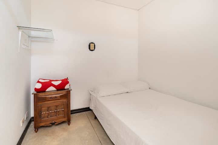 6 .º dormitorio (primer piso)
Habitación 6 (piso 1)
Servicio - Servicio de
1 cama doble, baño completo.