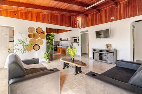 Private Pool, Walk to Town & minutes from Beach.