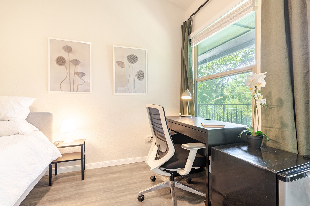 Treehouse Studio 10 minutes from downtown