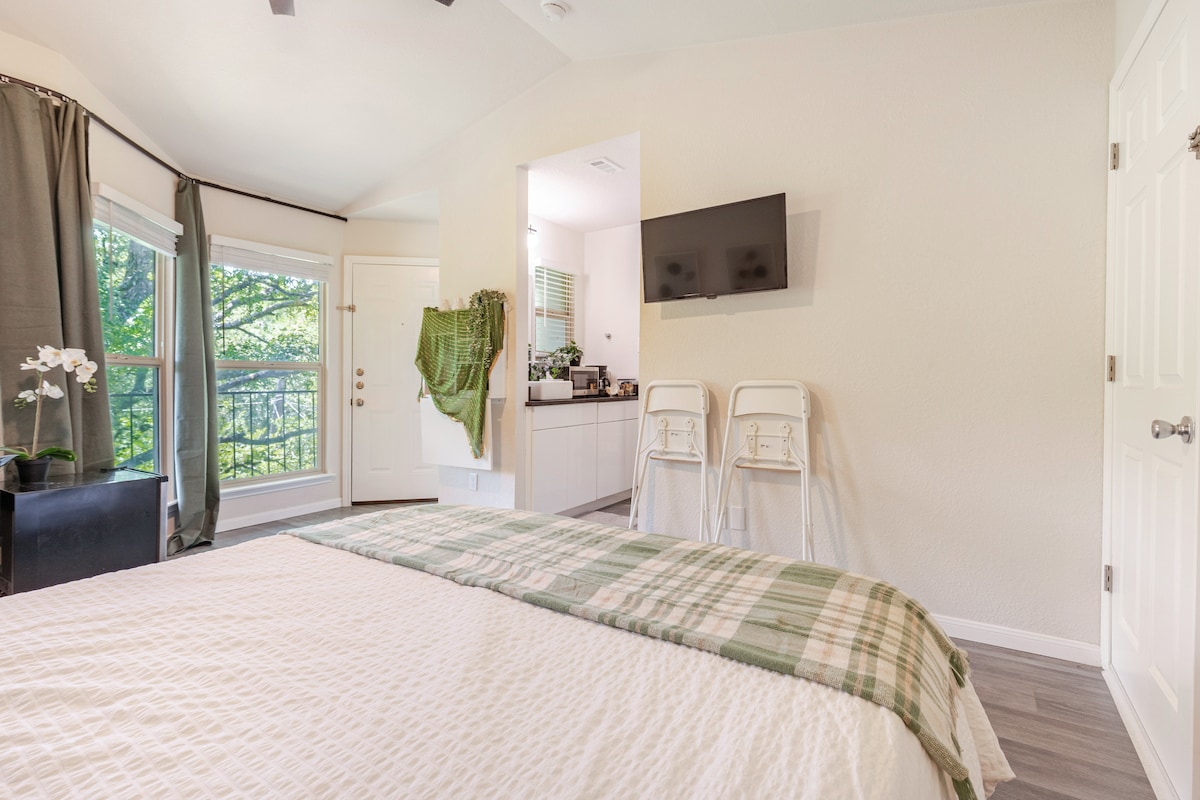 Treehouse Studio 10 minutes from downtown