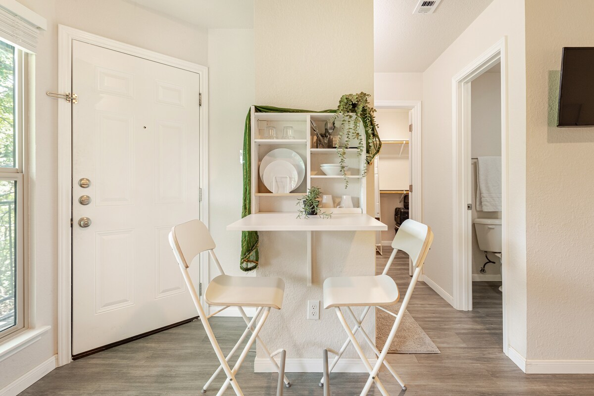 Treehouse Studio 10 minutes from downtown