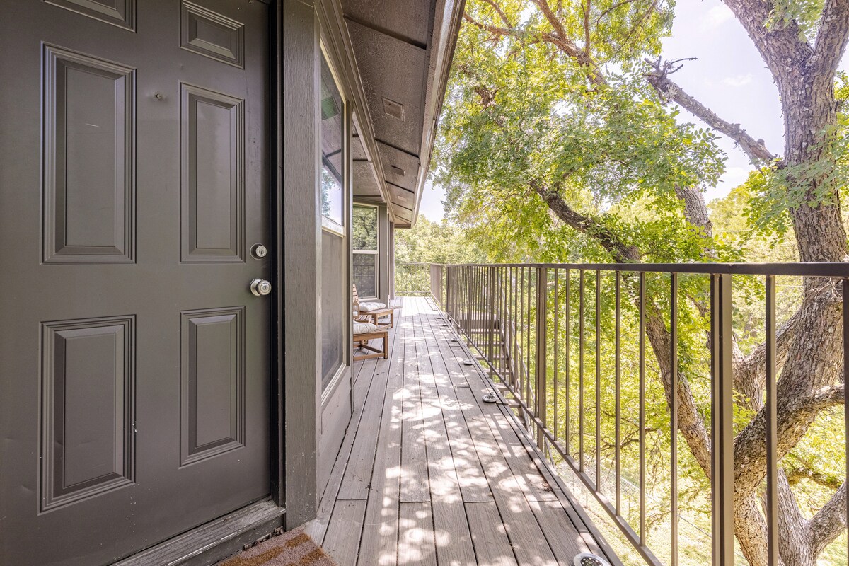 Treehouse Studio 10 minutes from downtown