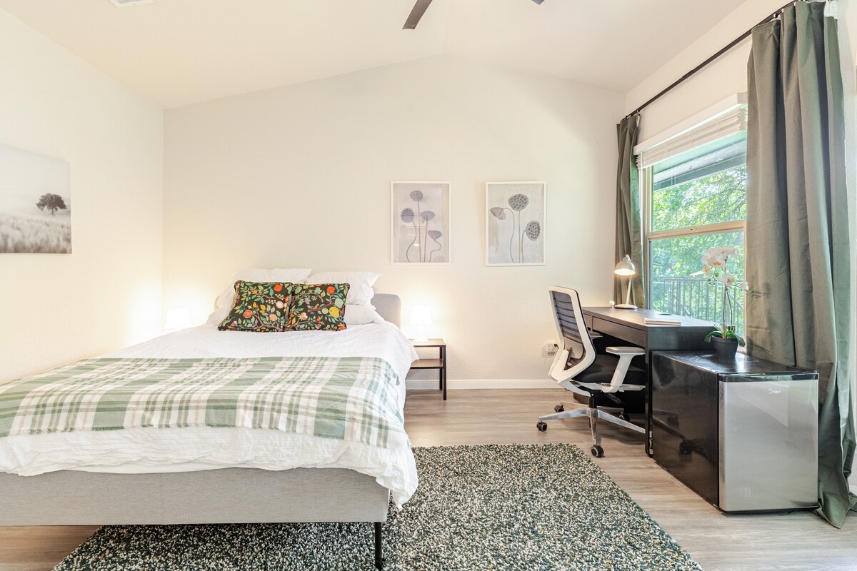 Treehouse Studio 10 minutes from downtown