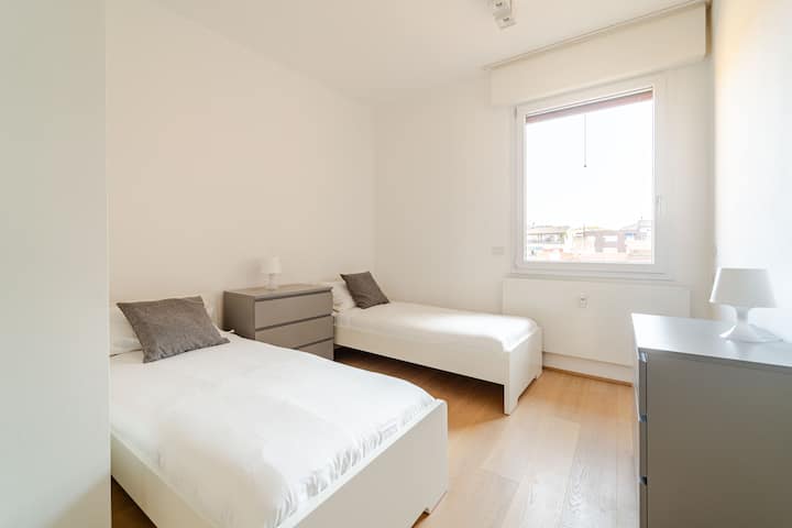 توفر غرفة النوم الثانية سريرًا مزدوجًا مريحًا، وهو مثالي للضيوف الإضافيين أو أفراد العائلة. تم تصميم هذه الغرفة بعناية مع وضع الراحة في الاعتبار، وتوفر مساحة هادئة للاسترخاء وتجديد النشاط.