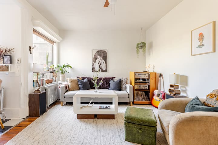 Arty Apt with Private Patio: Built in 1910