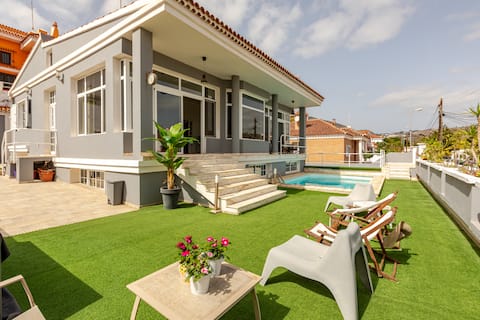 SPECTACuLAR VILLA *PARKiNG* POWERFUl WiFi *SEAViEW