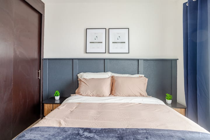 Chambre principale #3 à l'étage avec lit queen et placard.